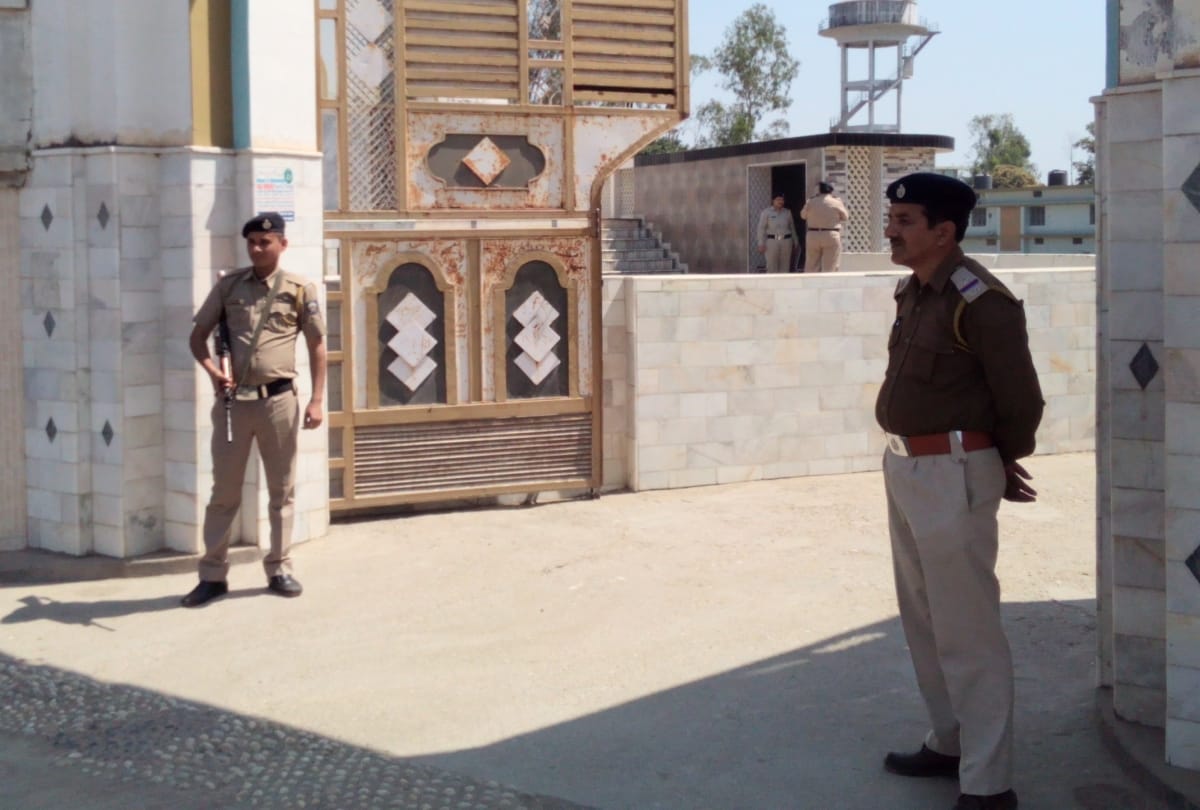 heavy police force deployed at mishwala madrasa kadriya