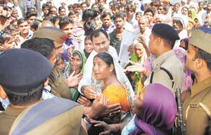 Police fierce clash with villagers when they send prisoner to jail