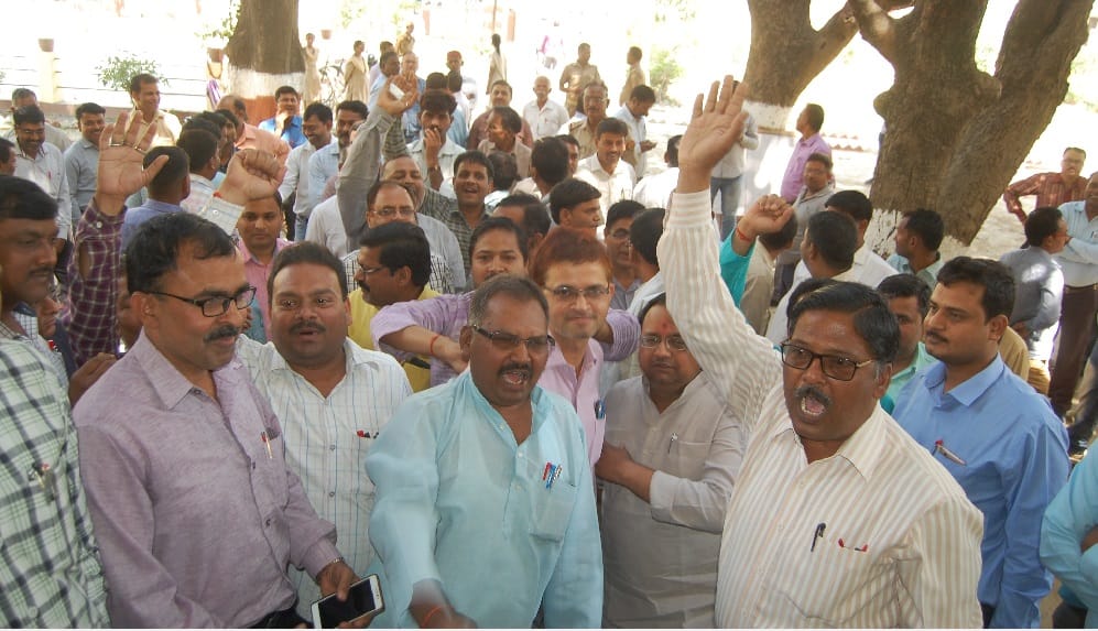 मूल्यांकन केंद्र पर बवाल, आज नहीं जांचेंगे कापियां