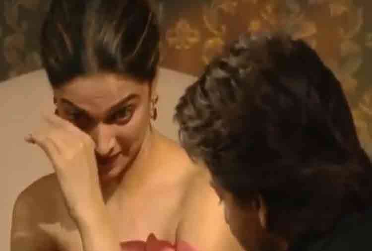 when deepika padukone started crying in front of shahrukh khan video goes viral