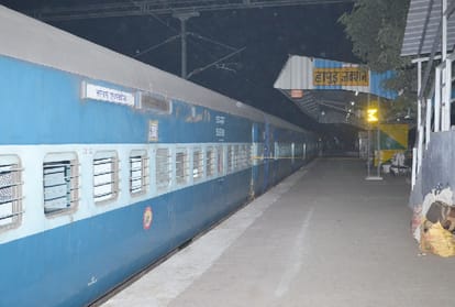 uttar pradesh Suspicious package found in Sangam Express train at Hapur station 