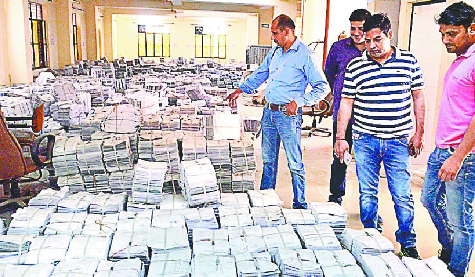 stf kaa chaapa, mbbs ke do chaatr giraftaar