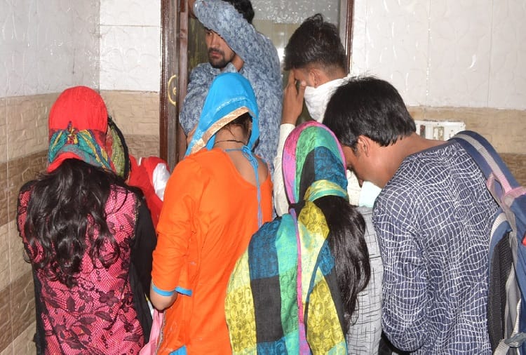 Police raids in four hotels in Meerut, 82 boys and girls caught, see photos