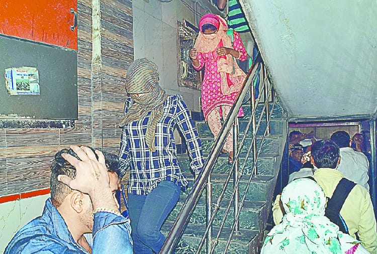 Police raids in four hotels in Meerut, 82 boys and girls caught, see photos