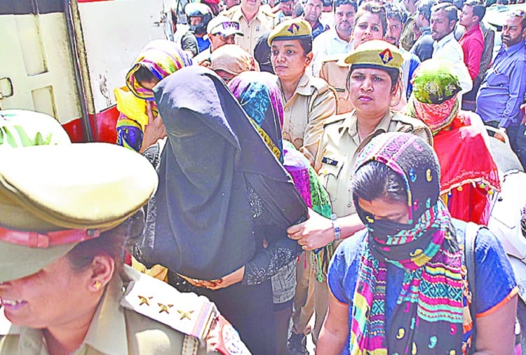 Police raids in four hotels in Meerut, 82 boys and girls caught, see photos
