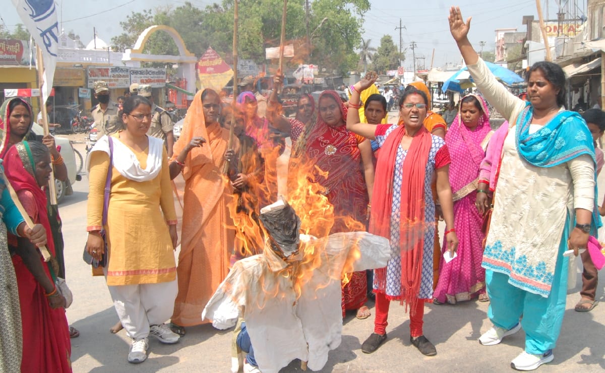 गिरफ्तारी न होने पर सीएम का पुतला फूंका