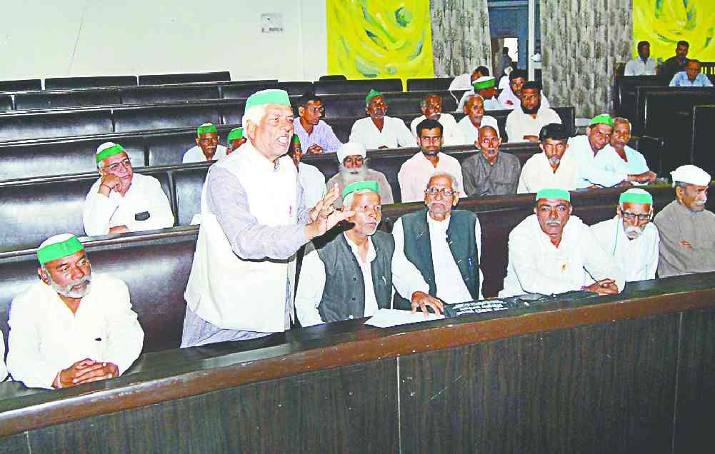 Commotion for power cut in farmers' day