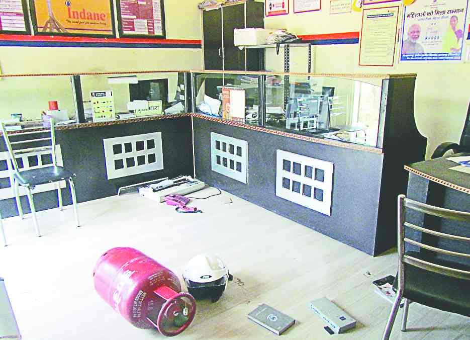 Looted in a day-long gas agency