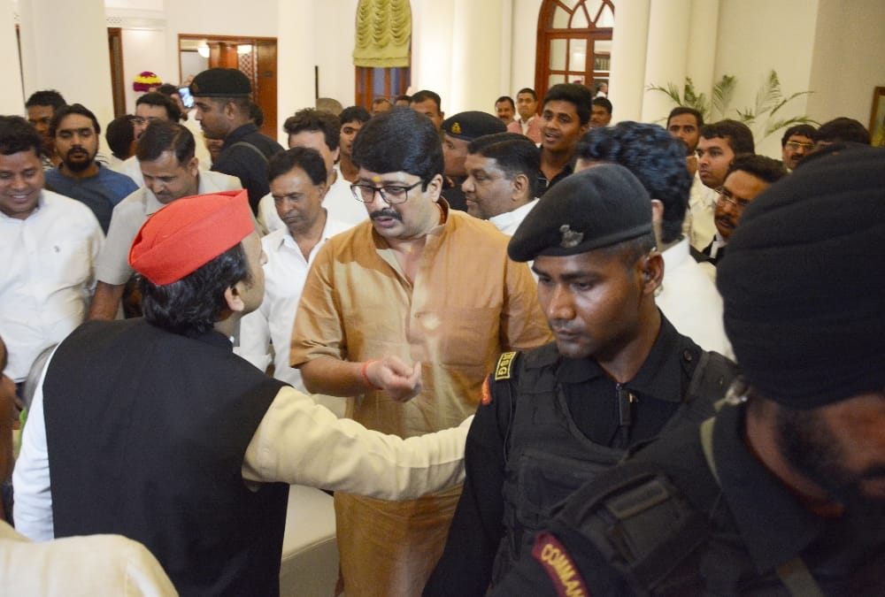 shivpal singh yadav in akhilesh yadav dinner party.