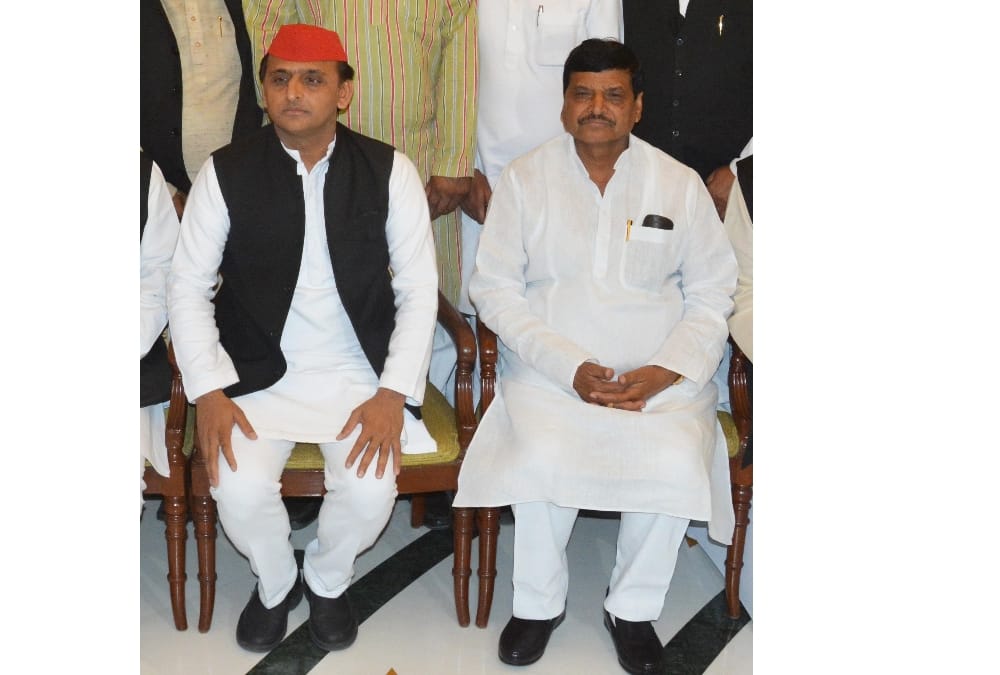 shivpal singh yadav in akhilesh yadav dinner party.