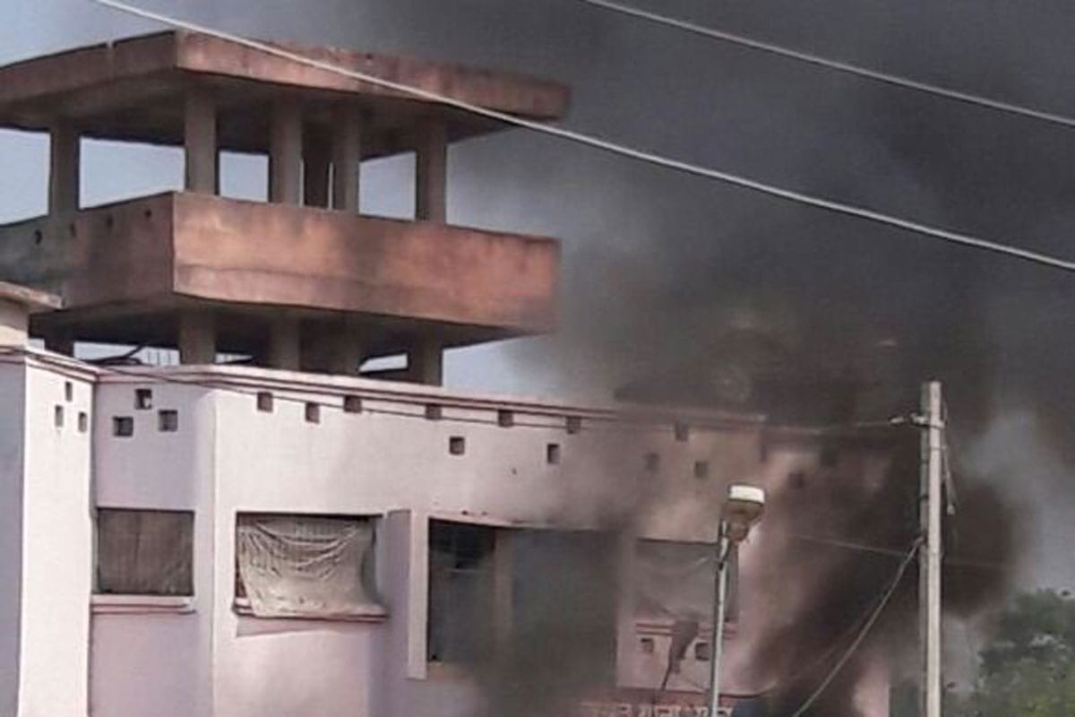 Bihar: Arwal's Kaler police station was torched by Villegers after he allegedly committed suicide 