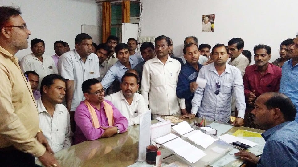 shikshamitra protests at BSA office oover bill issue