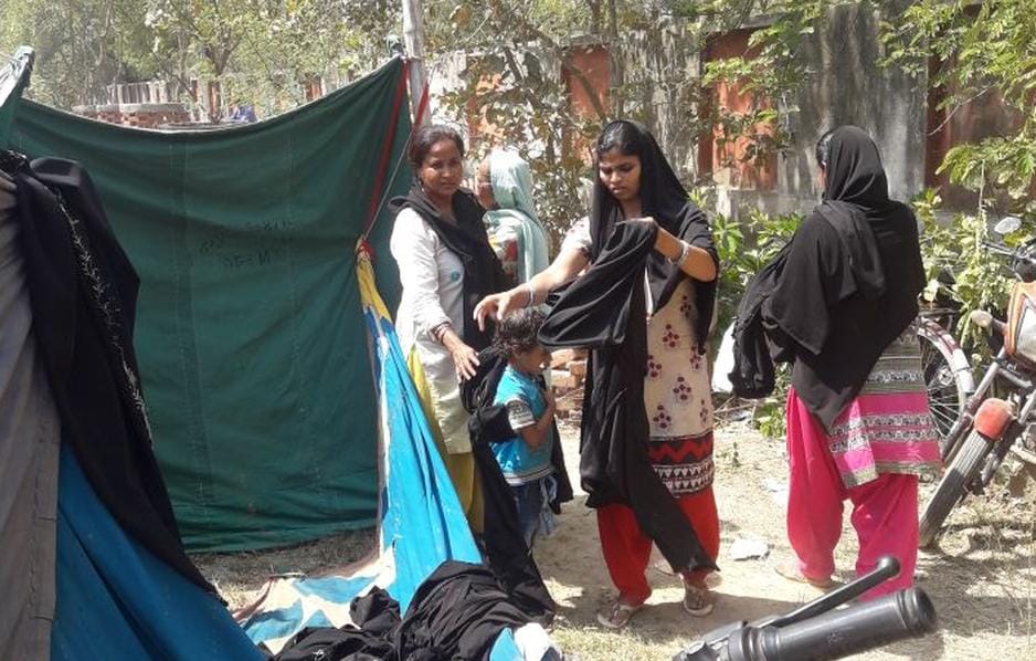 burqa removed from muslim women in the program of chief minister yogi adityanath