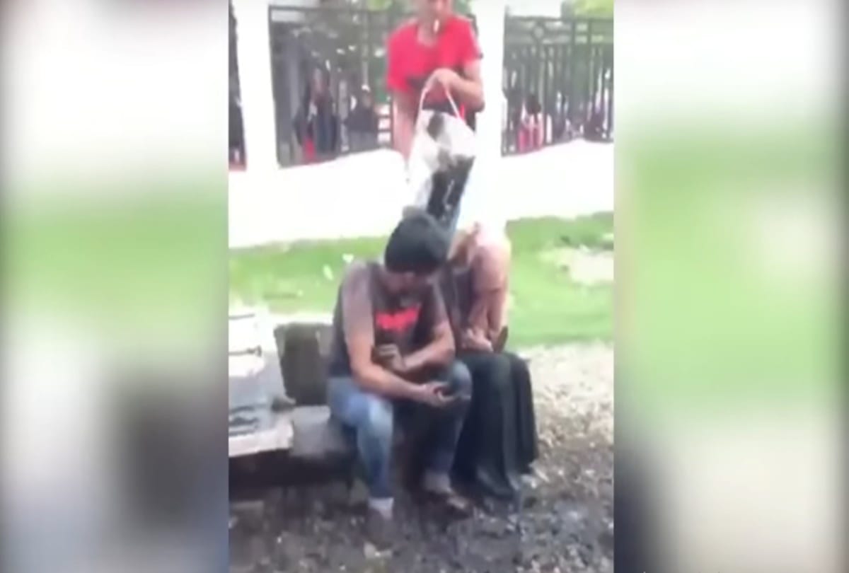 Video being viral of a couple who punished sewage waste dumped on their heads at indonesia