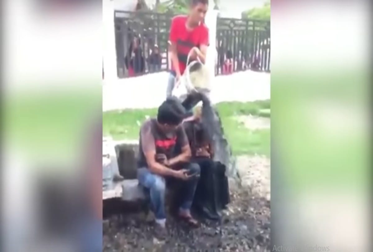 Video being viral of a couple who punished sewage waste dumped on their heads at indonesia