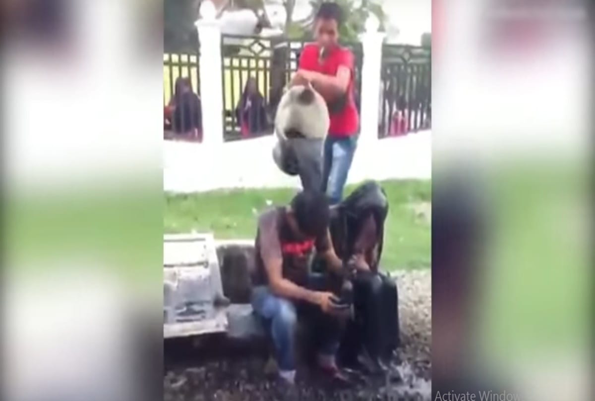 Video being viral of a couple who punished sewage waste dumped on their heads at indonesia