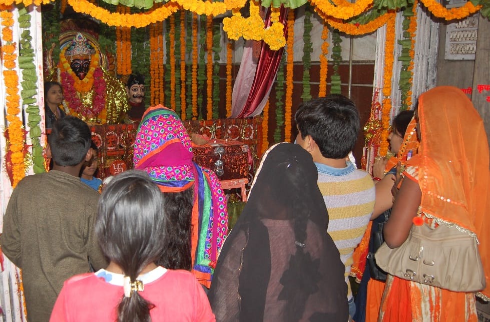 नारियल-चुनरी चढ़ाकर मंगलकामना की
