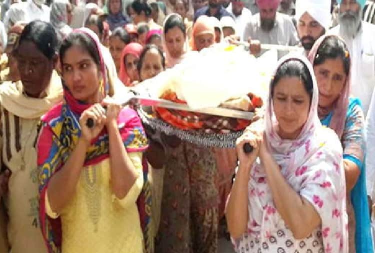 daughters gave shoulder to mother bier in punjab