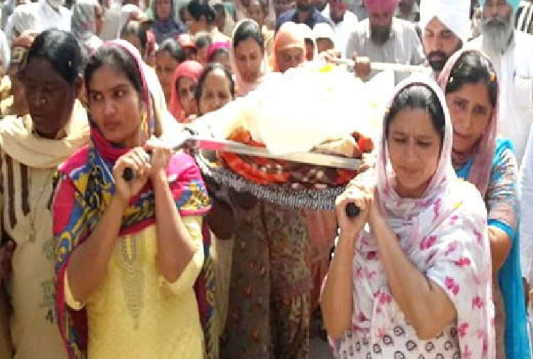 daughters gave shoulder to mother bier in punjab