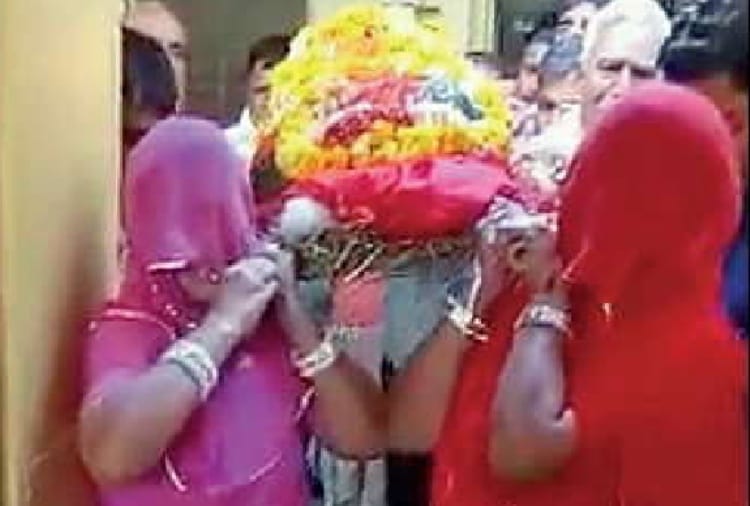 daughters gave shoulder to mother bier in punjab