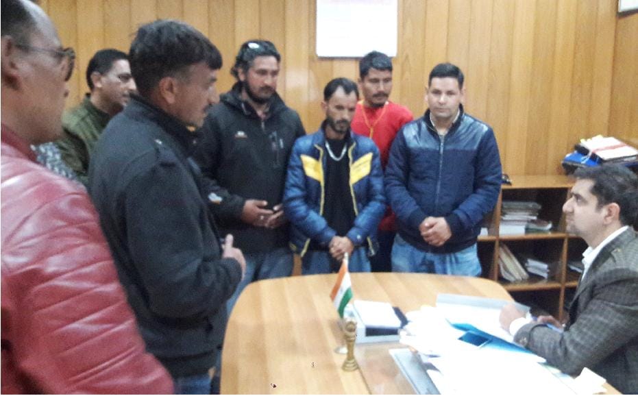 बंदरोल में आढ़तियों के दो गुट आमने-सामने