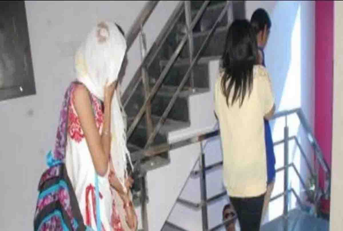 one woman caught in kanpur runing sex racket