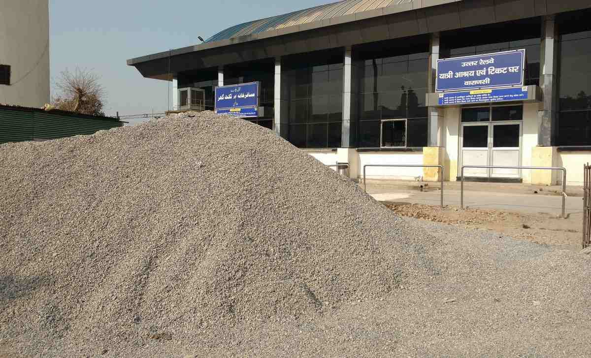 varanasi cantt railway station plateform no space for passenger