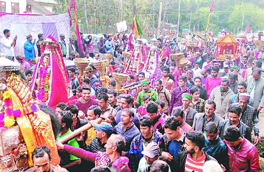 रंग बिरंगी पगड़ियां पहन बढ़ाई देव मेले की शोभा