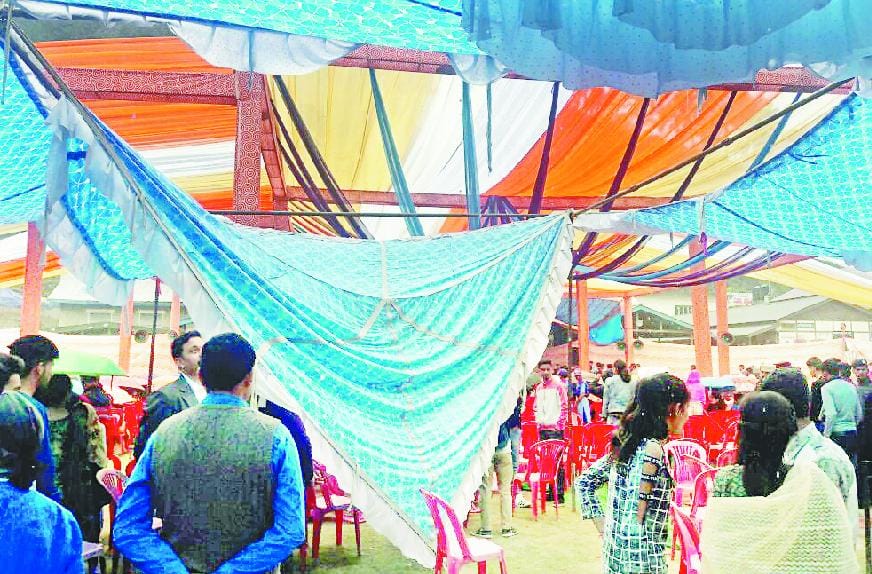 सीएम का दौरा रद्द, बारिश-तूफान से उखड़े तंबू