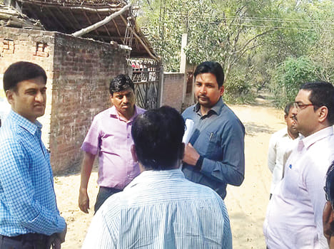 नानामउ गांव का निरीक्षण करते अफसर