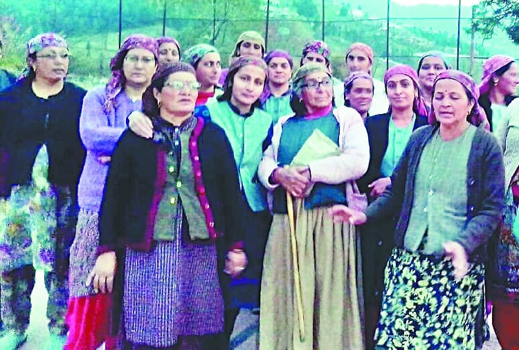 मंगसू में महिलाओं ने अवैध नशा कारोबारियों के खिलाफ  खोला मोर्चा
