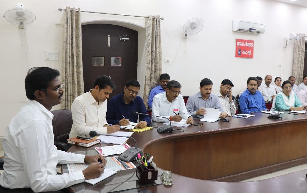 डीएम का निर्देश, शहरवासियों के उठने से पहले उठ जाए कूड़ा