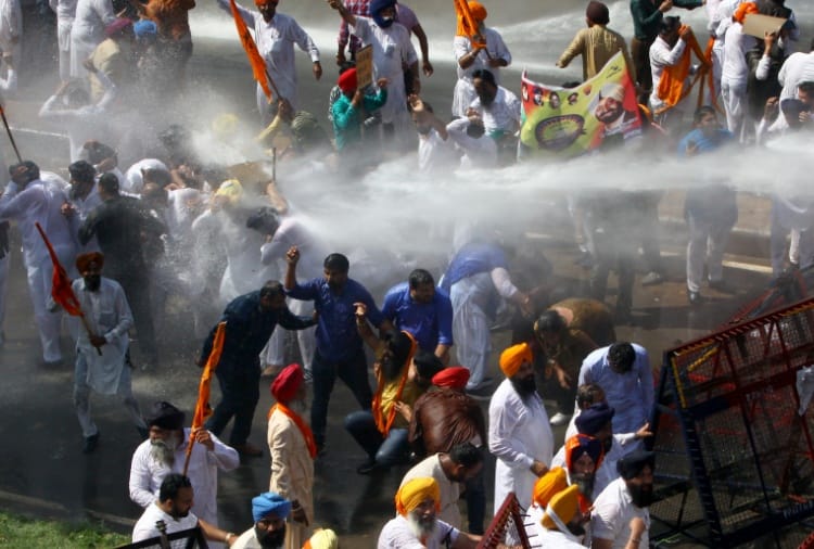 police lathicharge on akali bjp workers in chandigarh, vijay sampla injured