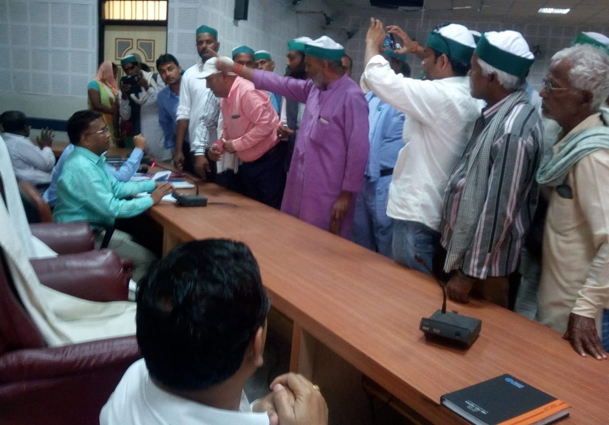 किसान दिवस का बहिष्कार, हंगामा