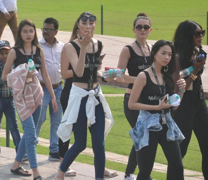 forty two countries model visit taajmahl  