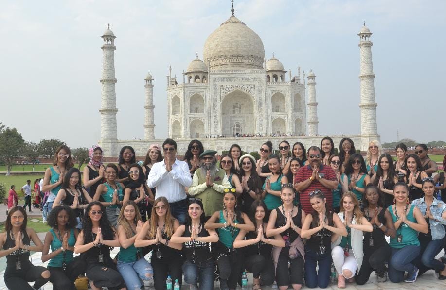 forty two countries model visit taajmahl  