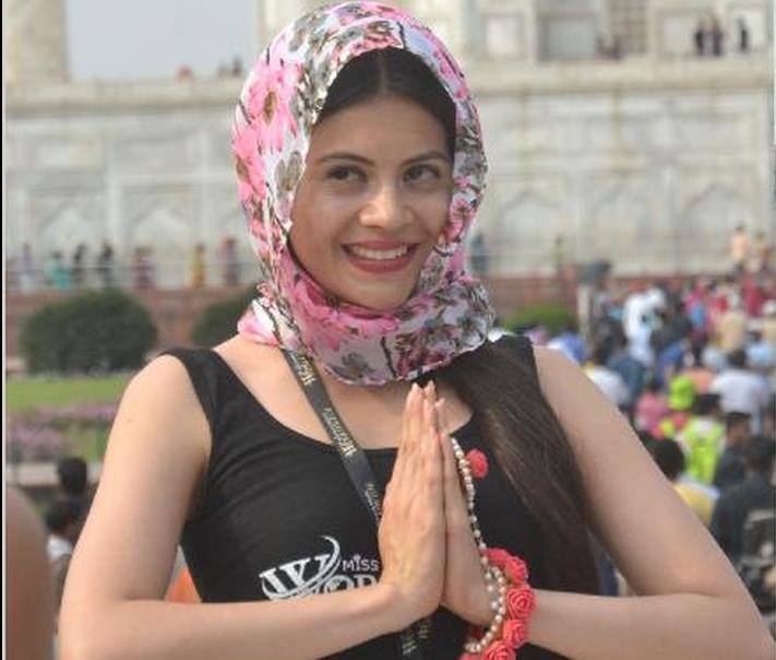 forty two countries model visit taajmahl  