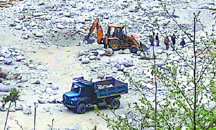 Illegal mining by the hawks in Gorai