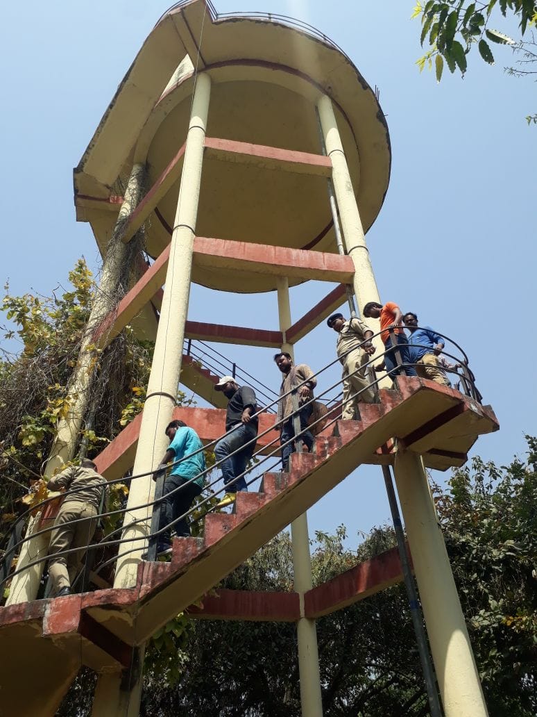 Two youths climbed into water tank in barabanki court