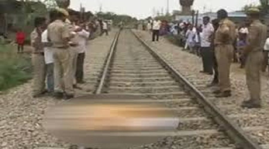Youth jumps from the train, death