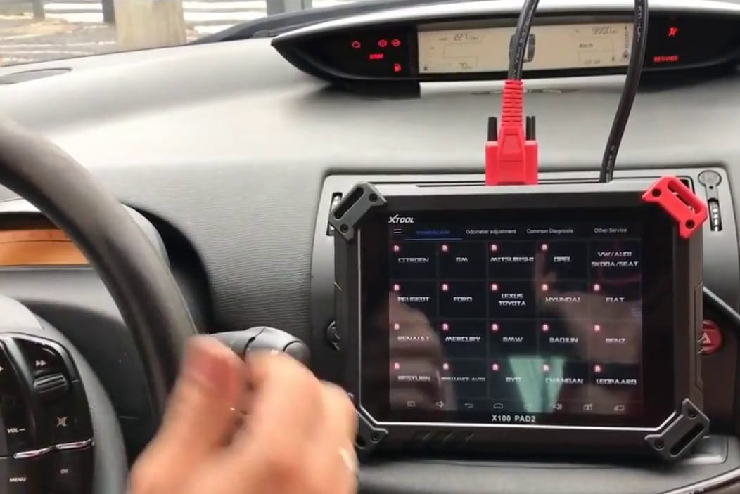 Car central lock broken by device shocking story