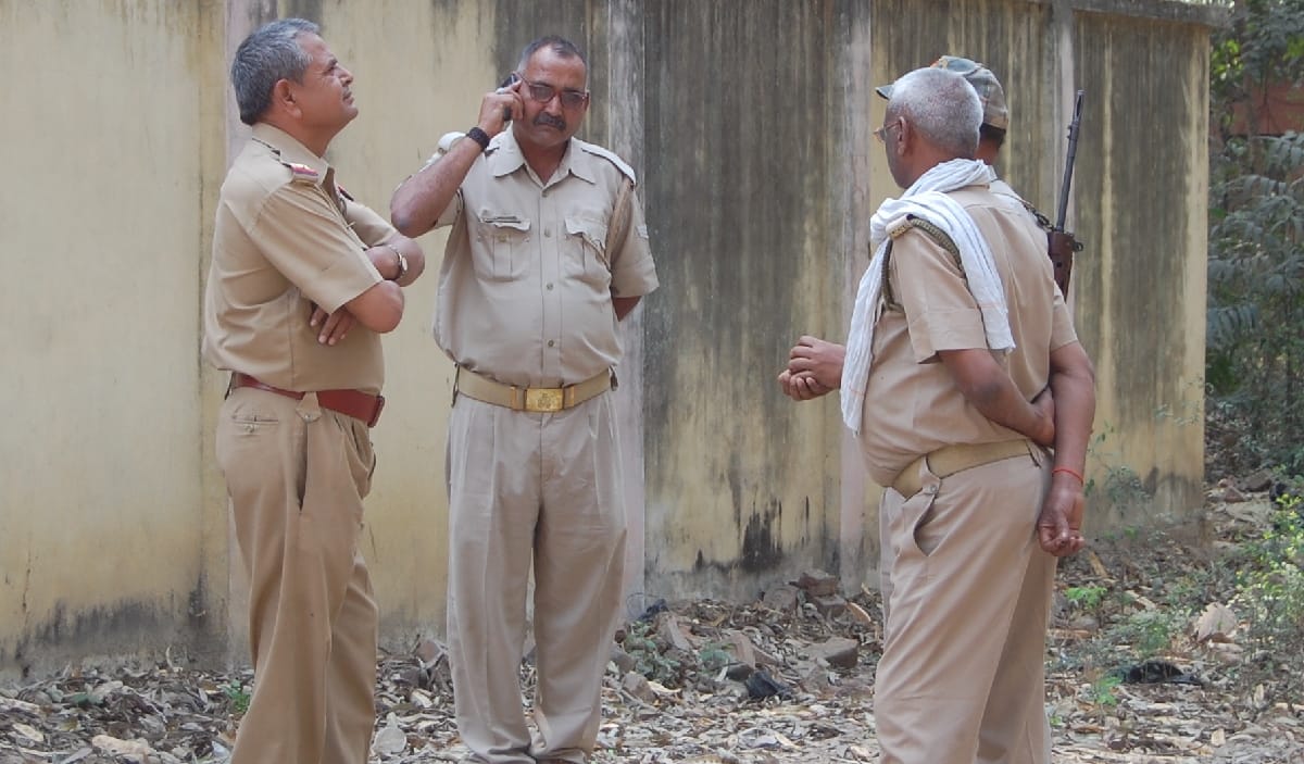 समोसे के लिए बंदीरक्षकों से भिड़ा बदमाश