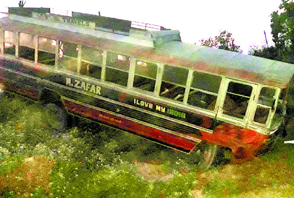 thirty injured in a bus accident in sitapur.