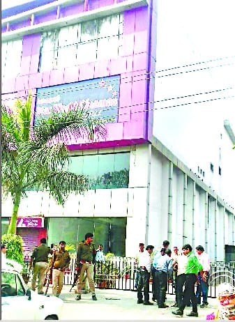 tax officials sealed amrapali in tax evasion