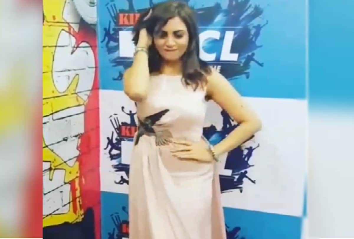Arshi khan make fun on hiten tejwani box cricket league