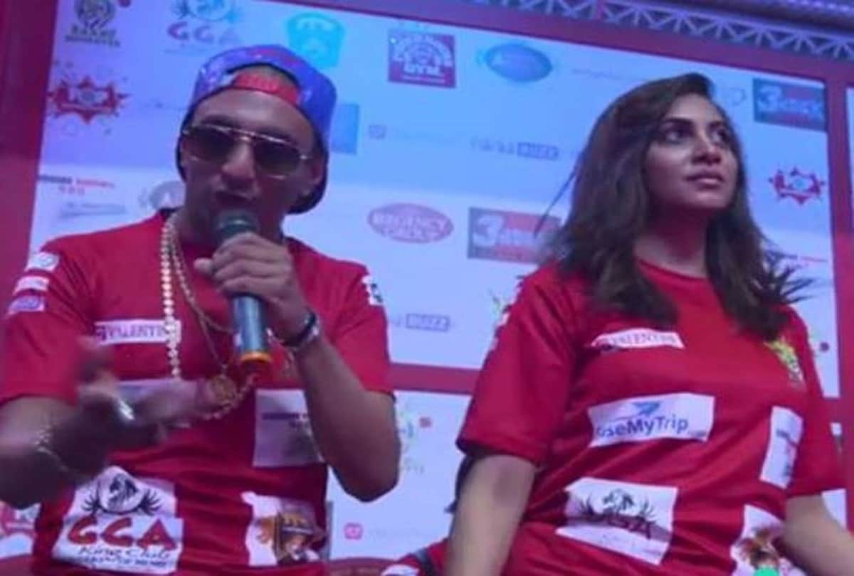 Arshi khan make fun on hiten tejwani box cricket league