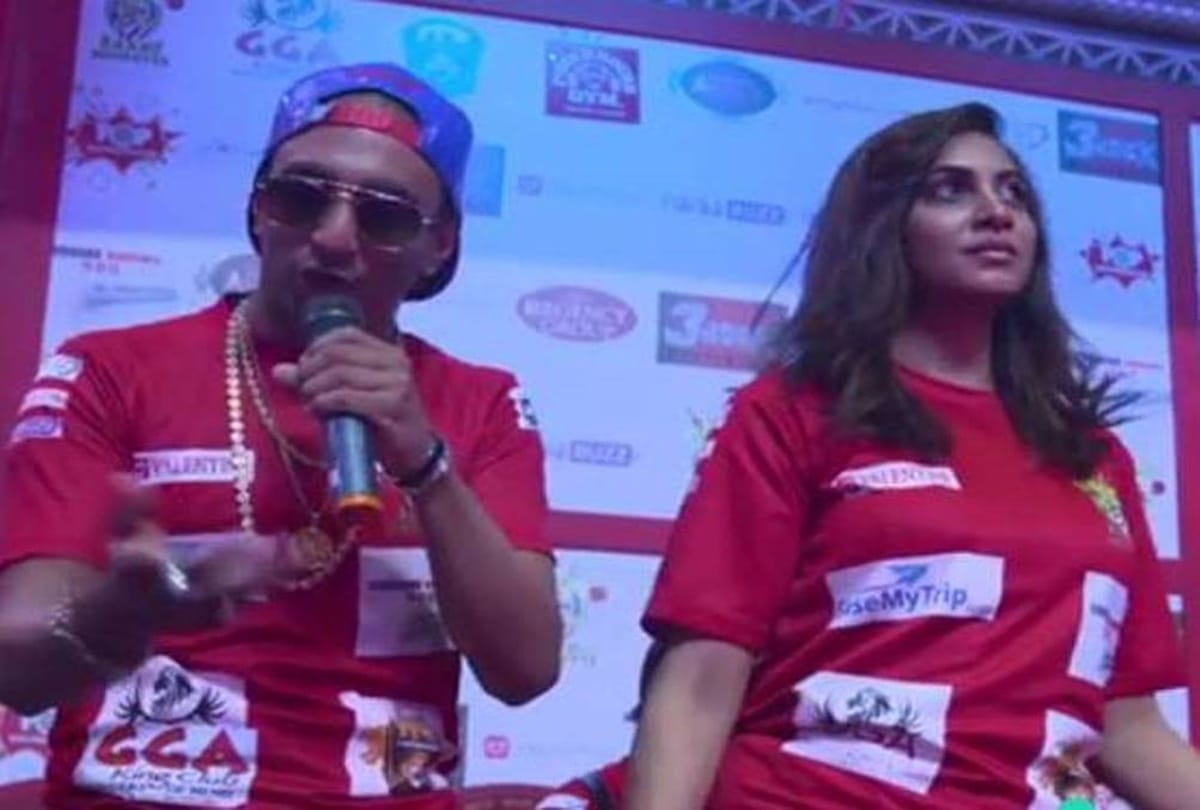 Arshi khan make fun on hiten tejwani box cricket league