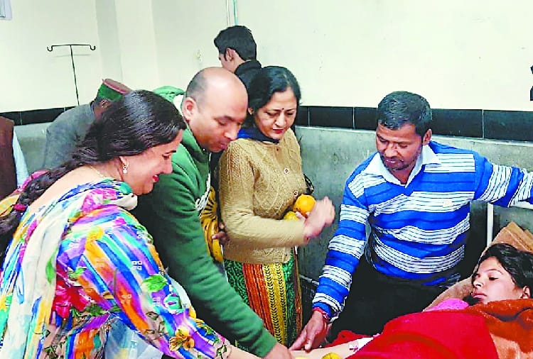 दर्द से कराहते रहे घायल, एक बिस्तर पर तीन को लेटाया