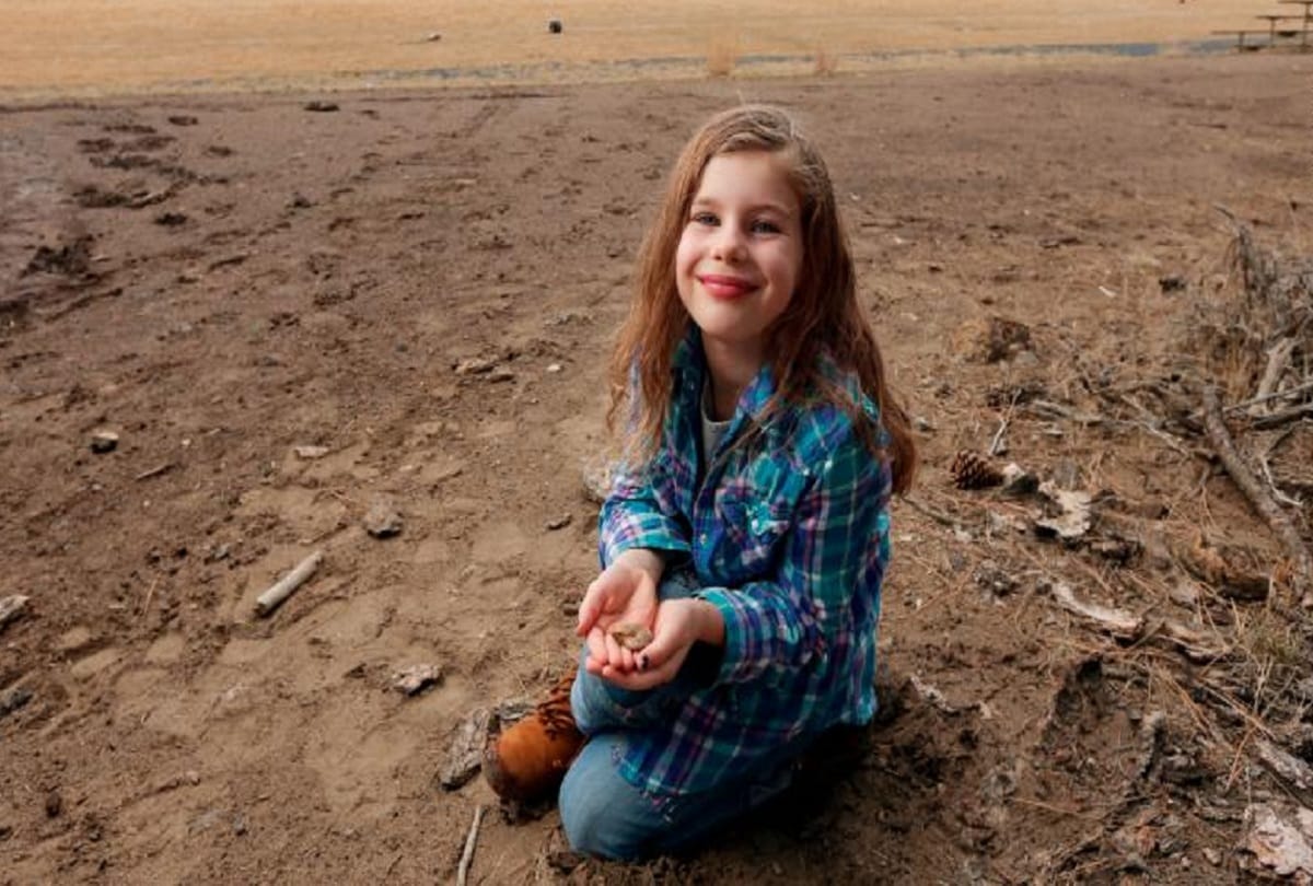 A oregon 6 year girl finds 65 million year old fossil duering play soccer game with her sister