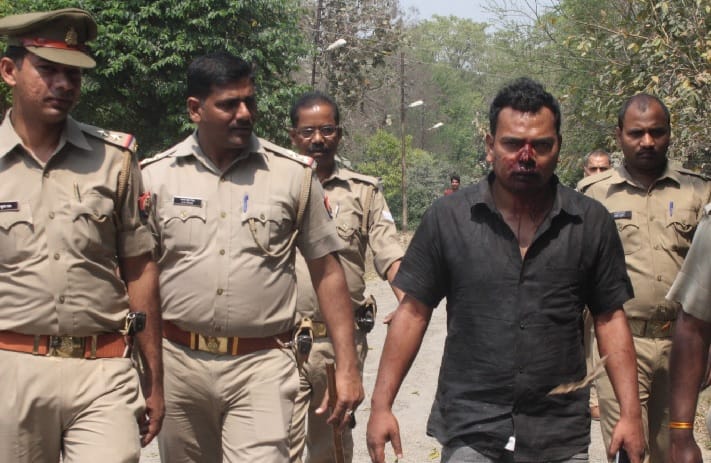 यूनिवर्सिटी हॉस्टल में युवक पर हमला, फायरिंग